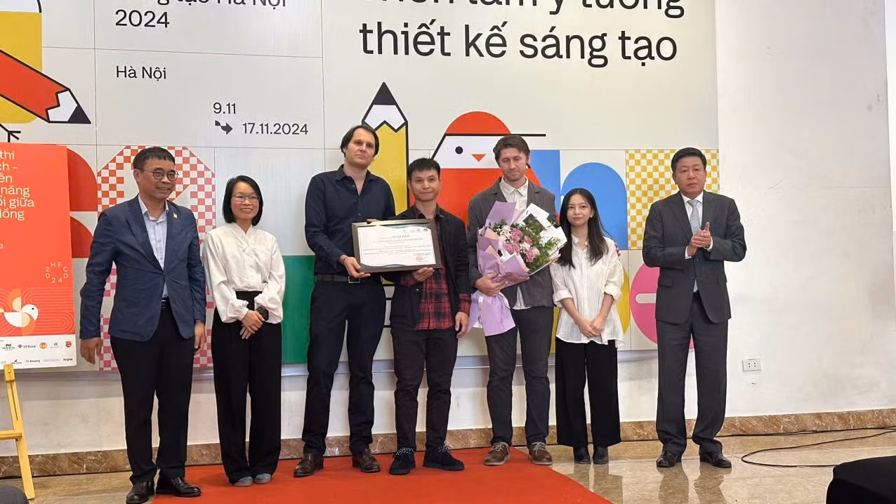 Phó Chủ tịch UBND thành phố Hà Nội Dương Đức Tuấn trao giải cho nhóm tác giả đoạt giải Nhì. Ảnh: Thái Sơn