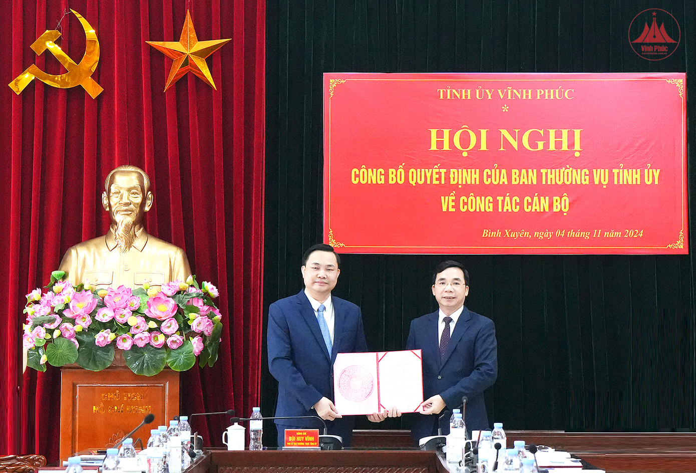 Ông Bùi Huy Vĩnh, Phó Bí thư Thường trực Tỉnh ủy (phải) chúc mừng ông Nguyễn Mạnh Hùng. Ảnh: Thành An