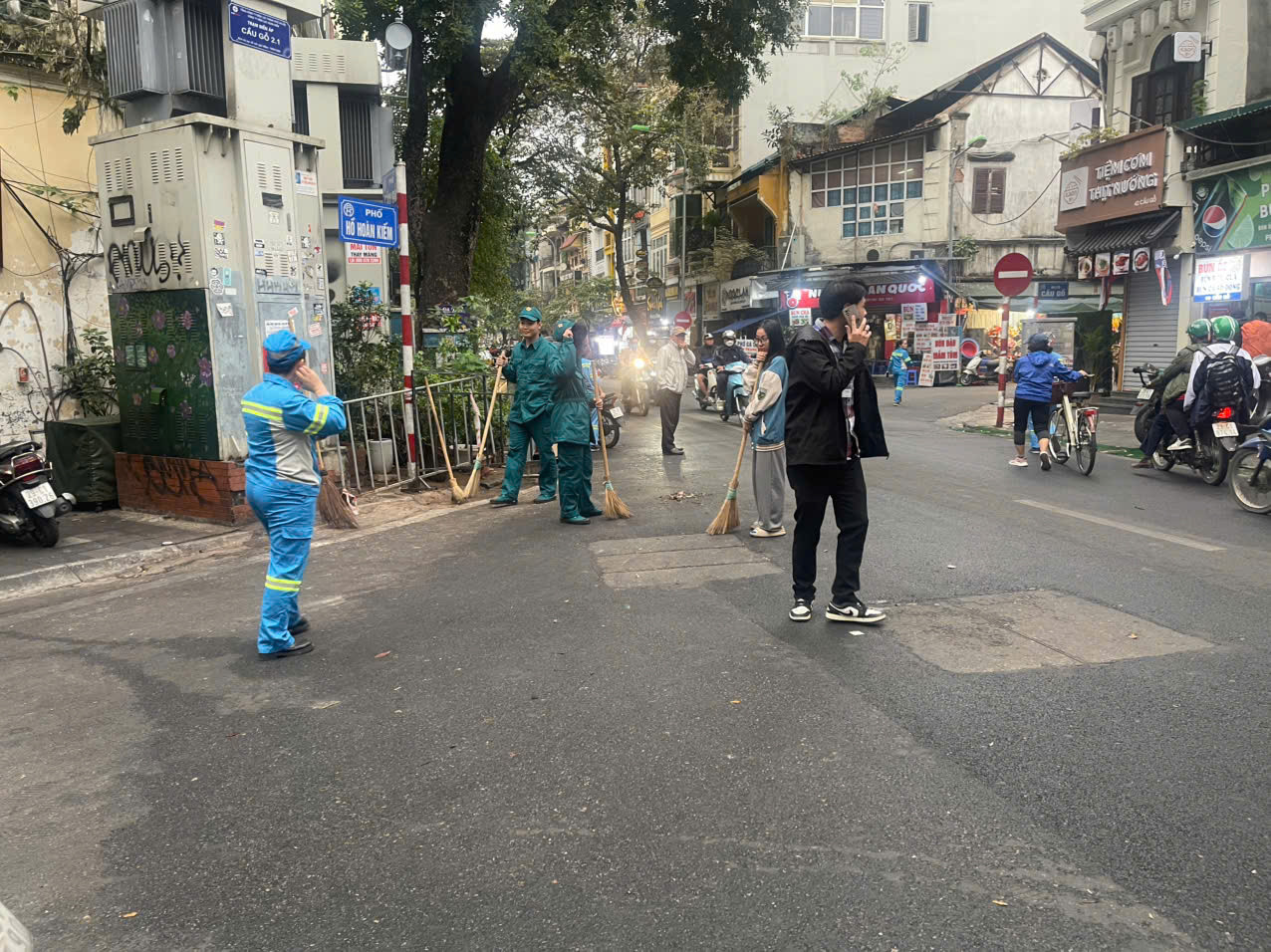 Một điểm tập kết rác gây bức xúc tại phố Cầu Gỗ (quận Hoàn Kiếm) đã được xóa bỏ. Trả lại không gian phong quang, sạch sẽ cho người dân và du khách.