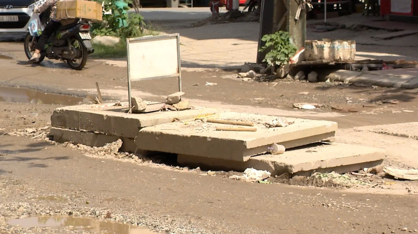 Hàng loạt hố ga trồi trên mặt đường như những "cái bẫy" với người tham gia giao thông