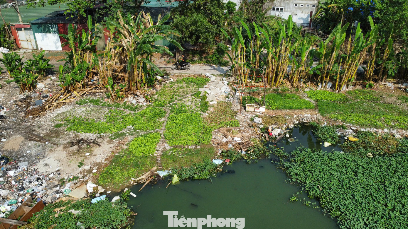 Theo anh M (cư dân tổ dân phố số 3 phường Thịnh Liệt), khu vực này vừa bị san lấp 1, 2 tháng gần đây. Việc đổ trộm rác thải, vật liệu xây dựng khiến người dân bức xúc.