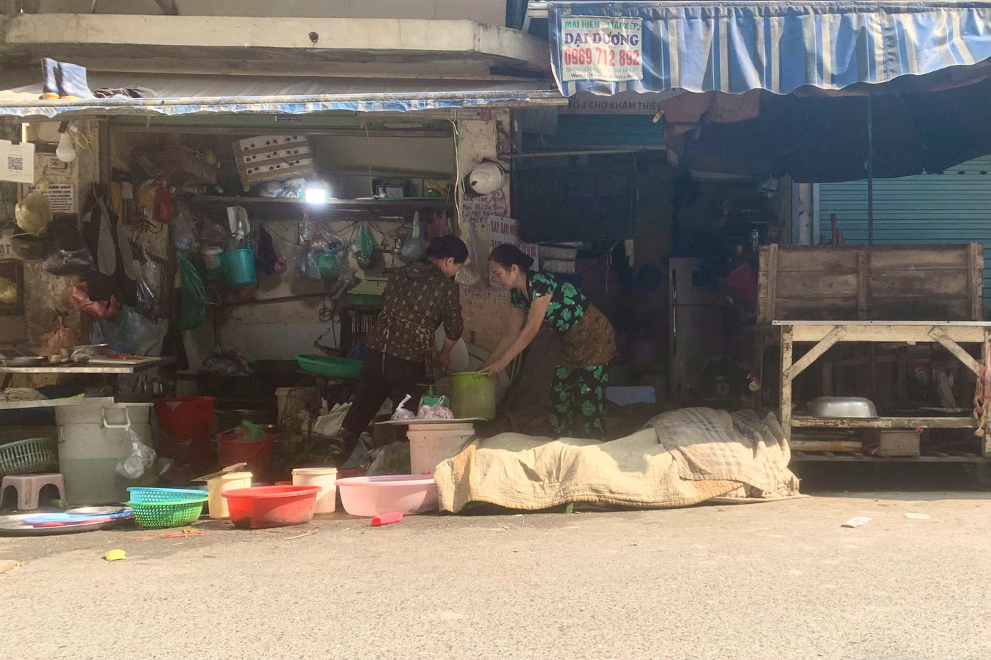 Theo một chủ sạp rau tại chợ Khâm Thiên, chợ ở đây bán cả ngày, tất cả đều bán vỉa hè dọc ngõ, có người thuê nhà dân để làm sạp. “Xây dựng lại chợ bà con cũng không vào vì người dân có thói quen dừng xe mua ngay trên đường chứ không ai gửi xe vào chợ buôn bán”, bà này nêu quan điểm.