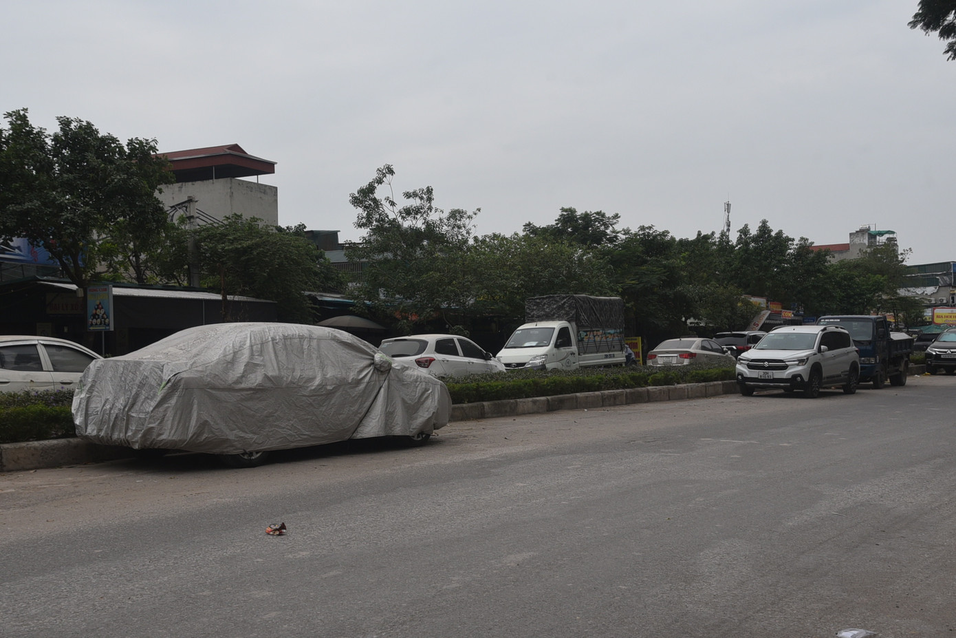 Trong thời gian chờ dự án hoàn thành, đây vẫn là "con đường đau khổ" khi đang là tuyến đường lưu thông chính của hàng chục nghìn người dân khu vực Định Công.