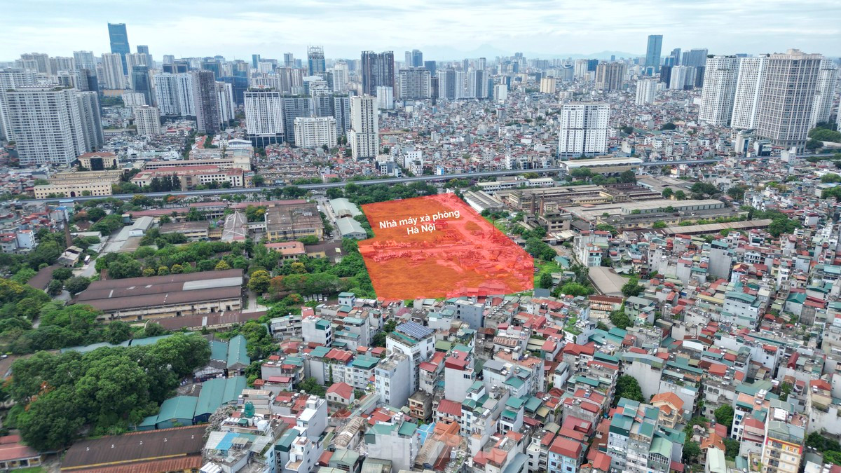 Theo tìm hiểu, Sở Tài nguyên và Môi trường Hà Nội đã có dự thảo văn bản của UBND Thành phố báo cáo Thủ tướng Chính phủ kết quả rà soát quá trình triển khai di dời cơ sở sản xuất, thực hiện dự án, xử lý cơ sở nhà đất tại số 233, 233B và 235 đường Nguyễn Trãi, quận Thanh Xuân. Ảnh: Đức Nguyễn