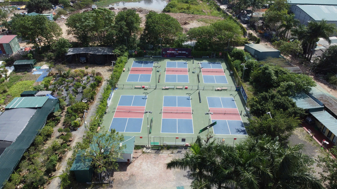 Tổ hợp thể thao này nằm trên đất nông nghiệp san lấp trái phép. Ngoài tổ hợp sân còn có hàng loạt sân bóng, kho xưởng được xây dựng tại đây Tổ hợp thể thao này nằm trên đất nông nghiệp san lấp trái phép. Ngoài tổ hợp sân còn có hàng loạt sân bóng, kho xưởng được xây dựng tại đây