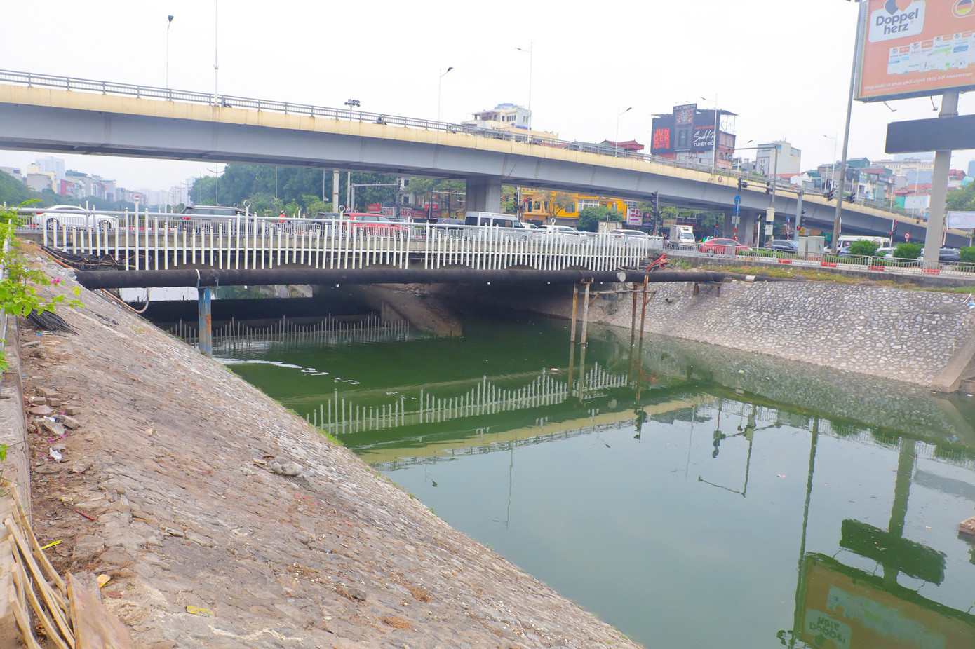 Nước sông Tô Lịch sáng 2/12. Ảnh: Trọng Tài