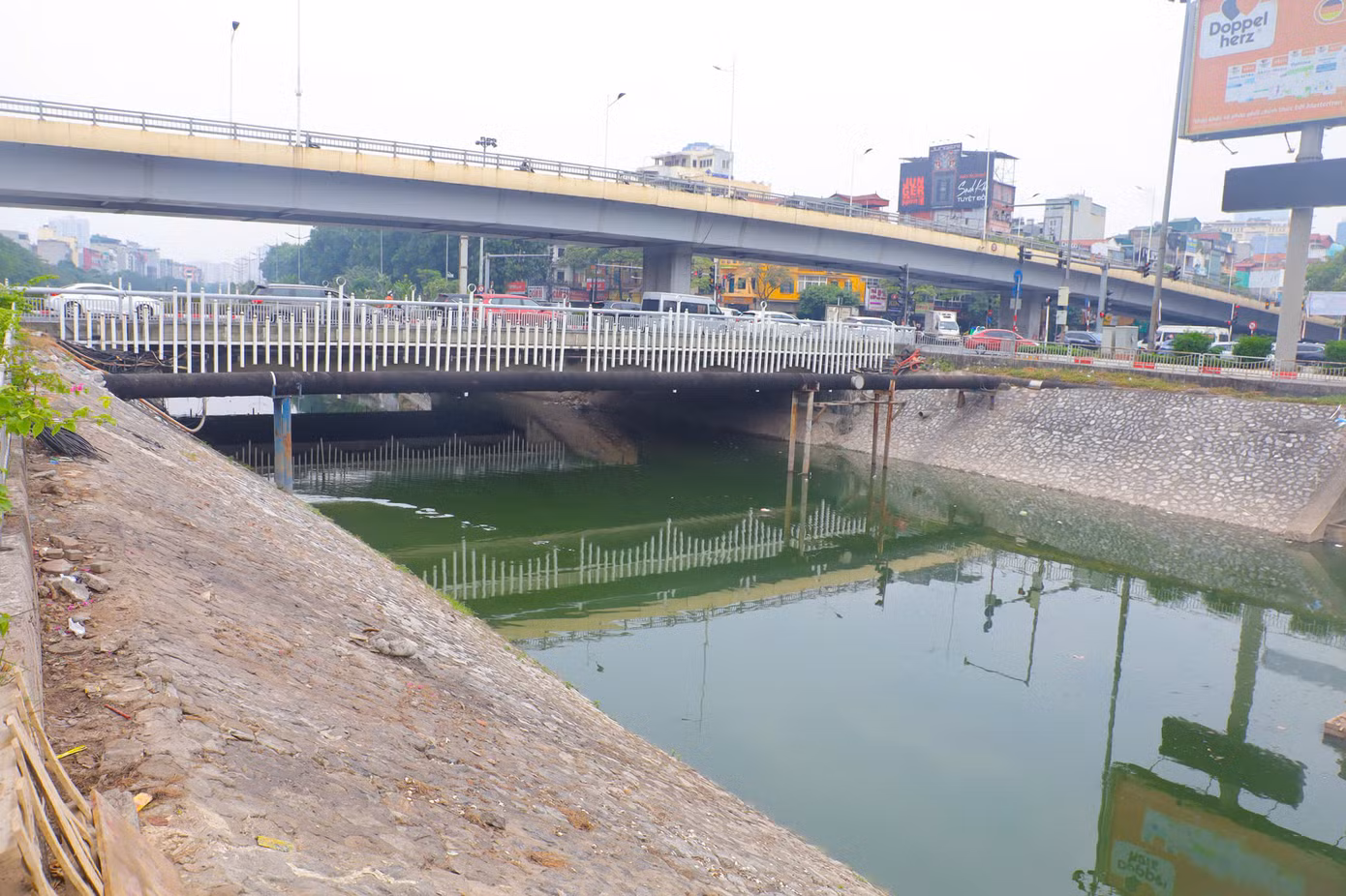 Nước sông Tô Lịch sáng 2/12. Ảnh: Trọng Tài