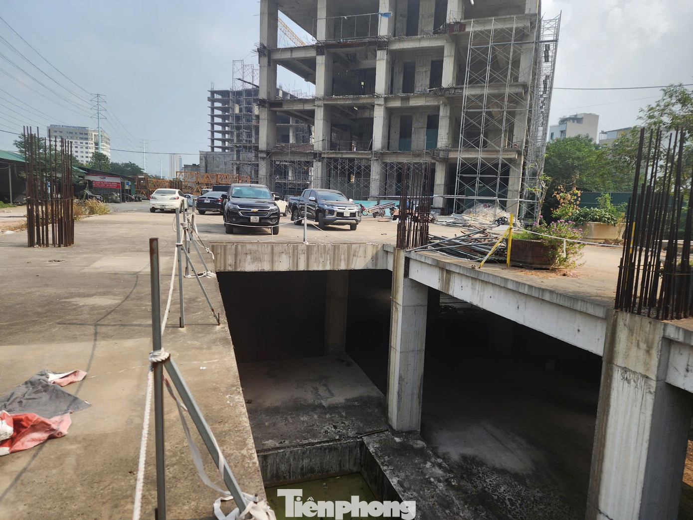 Điều đáng nói, công trình bỏ hoang nói trên có nhiều vị trí nguy hiểm, rất dễ gây tai nạn