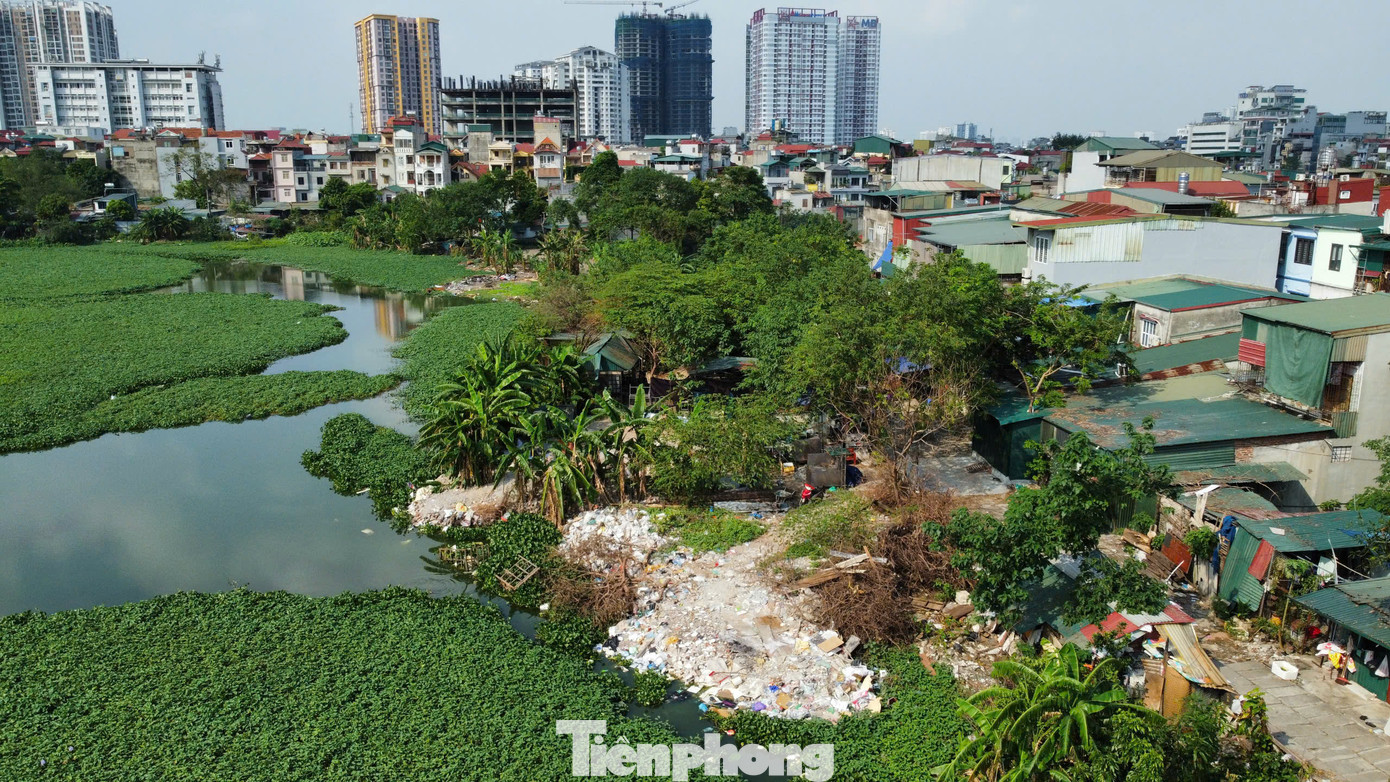 Trạc thải đổ tràn lan lấn chiếm hồ Đầm Đỗi Trạc thải đổ tràn lan lấn chiếm hồ Đầm Đỗi