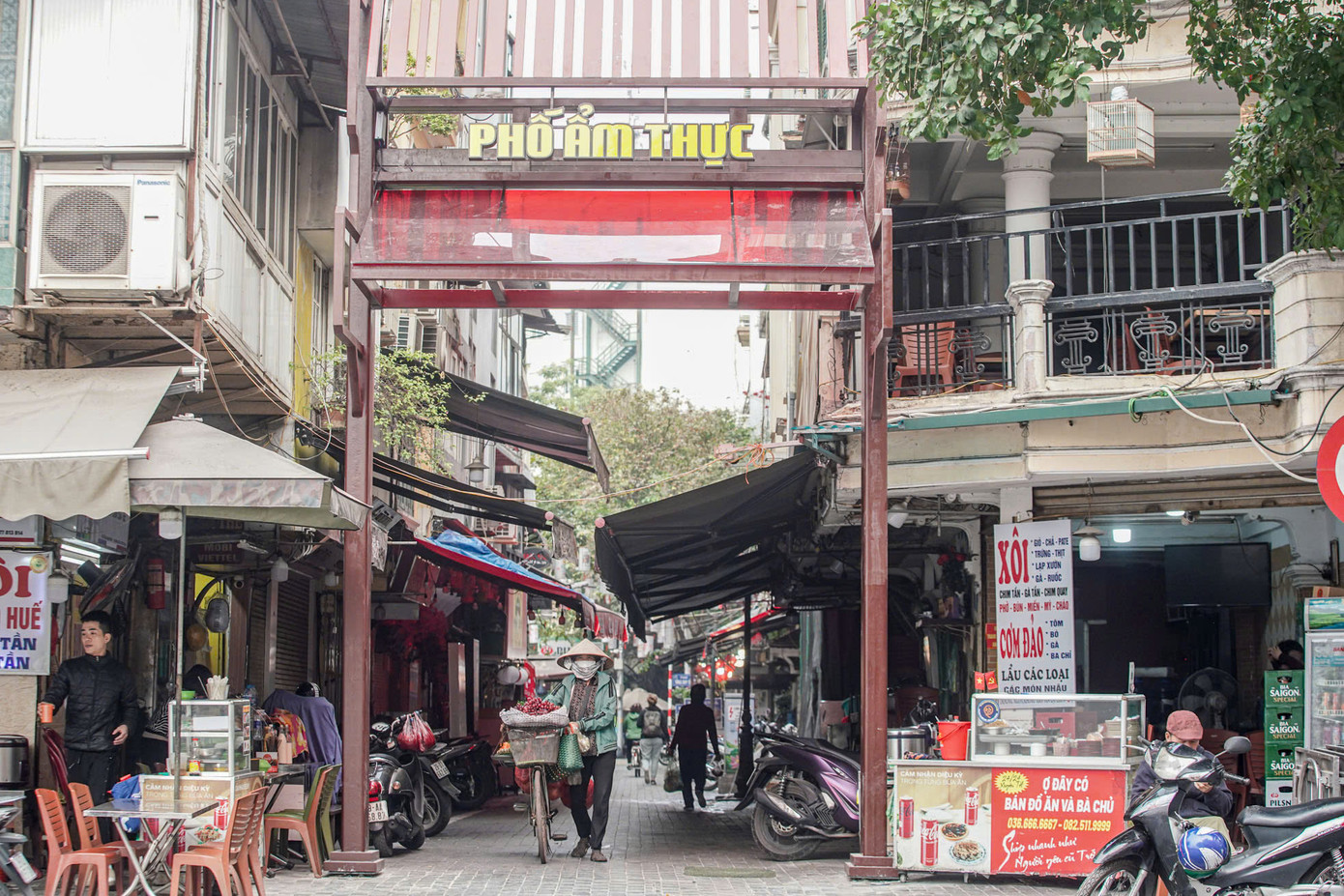 Cổng phía phố Hàng Bông được thiết kế trên cơ sở lấy ý tưởng từ hình ảnh nhà ống phố cổ Hà Nội những năm đầu thế kỷ 19 trong tranh của danh họa Bùi Xuân Phái