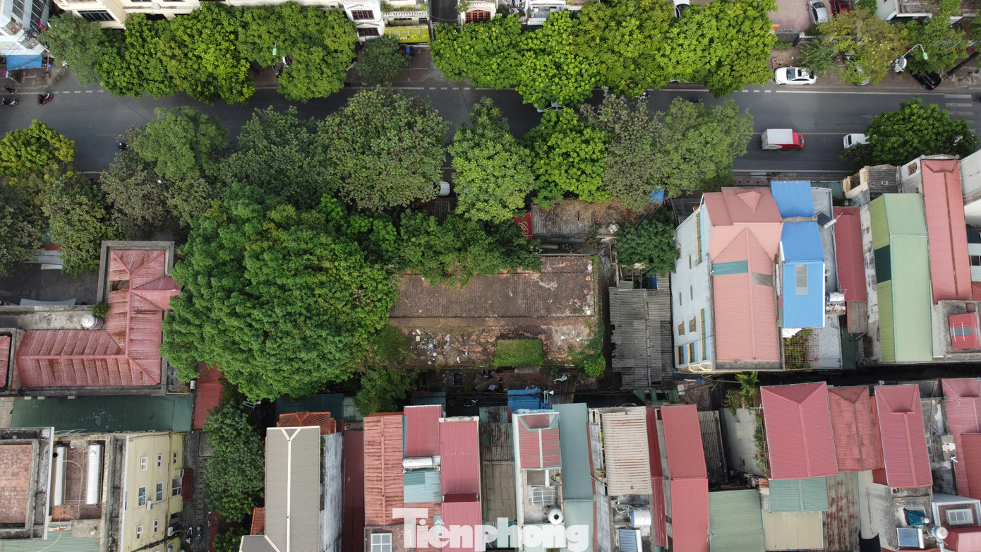 UBND quận Hà Đông cũng đề nghị tới các cơ quan, đơn vị được giao quản lý các cơ sở nhà, đất nói trên khẩn trương kiểm tra, rà soát, sắp xếp lại, xử lý nhà, đất để quản lý, sử dụng có hiệu quả, đúng tiêu chuẩn, định mức và quy định của pháp luật.