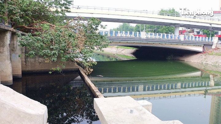 Nước trên sông Tô Lịch đã được cải thiện những ngày qua.