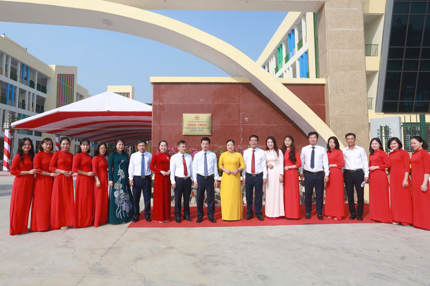 Đại biểu chụp ảnh lưu niệm tại trường THCS Mai Đình - Tiên Dược. Đại biểu chụp ảnh lưu niệm tại trường THCS Mai Đình - Tiên Dược.