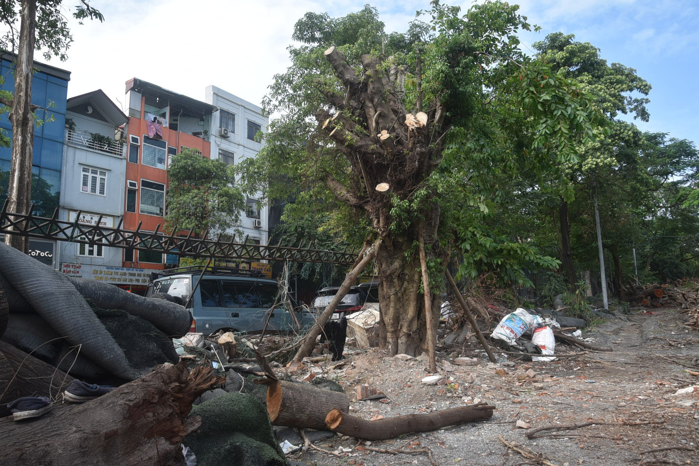 Một đoạn hàng rào của công viên bị đổ sau cơn bão số 3, đến nay vẫn chưa được khắc phục