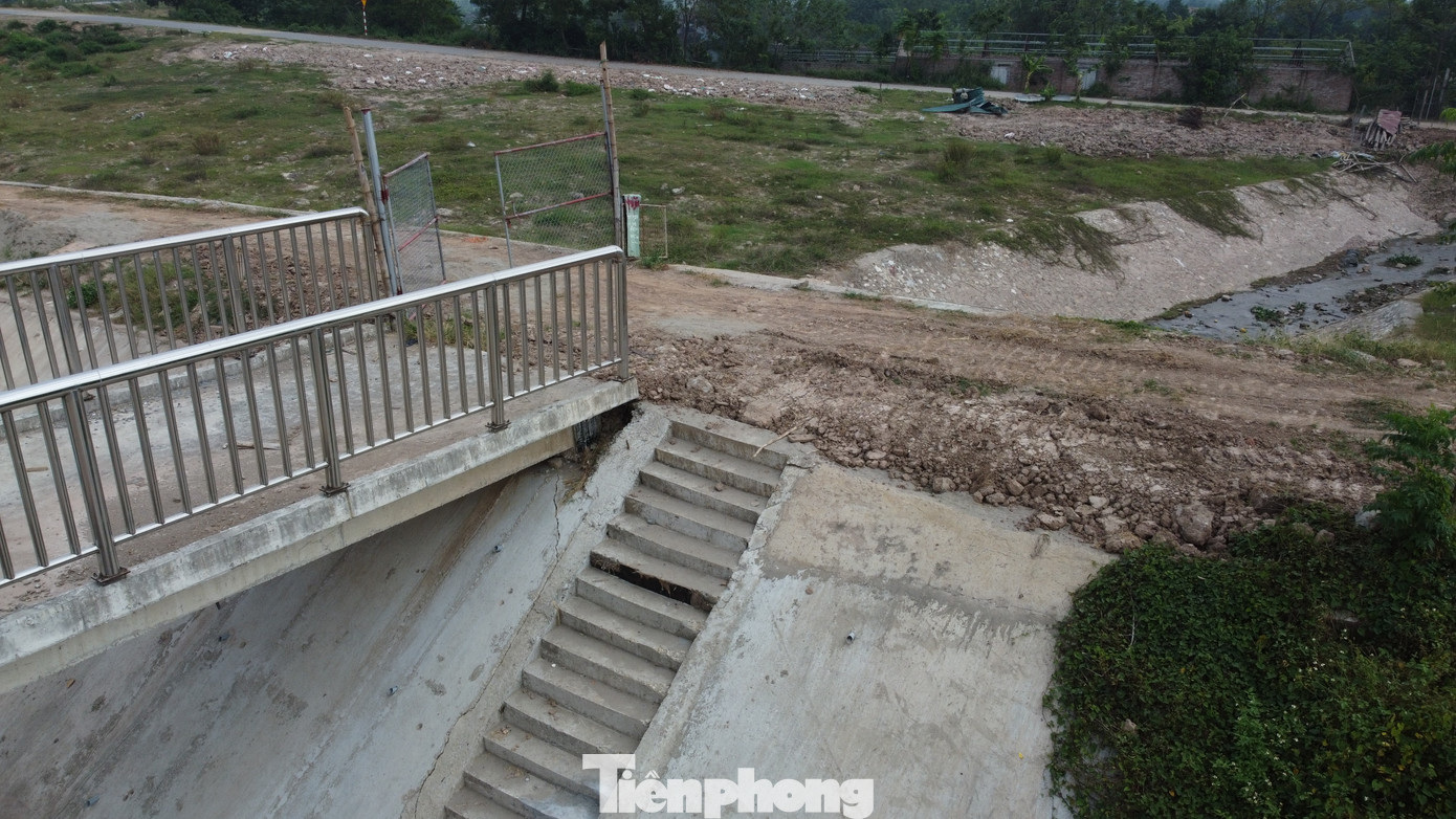 UBND tỉnh Vĩnh Phúc cho biết, dự án chưa thi công xong, chưa được nghiệm thu bàn giao đưa vào sử dụng, do vậy trách nhiệm khắc phục hư hỏng thuộc về chủ đầu tư và các đơn vị liên quan như: đơn vị thi công, đơn vị tư vấn giám sát, đơn vị tư vấn thiết kế, đơn vị bảo hiểm công trình.