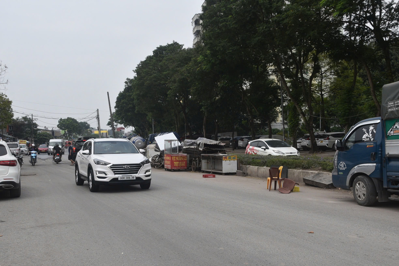 Đã hơn 10 năm kể từ ngày khởi công, đến nay Dự án đầu tư xây dựng đường Vành đai 2,5 quận Hoàng Mai thực hiện theo Hợp đồng xây dựng - chuyển giao (BT) vẫn chưa hoàn thành. Cả tuyến đường trở thành bãi đỗ xe trái phép, tập kết các loại vật liệu, rác thải...