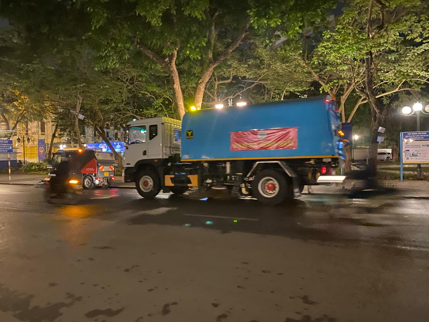 Xe quét rác, xe rửa đường cùng hoạt động làm sạch các tuyến đường trên địa bàn quận Hoàn Kiếm