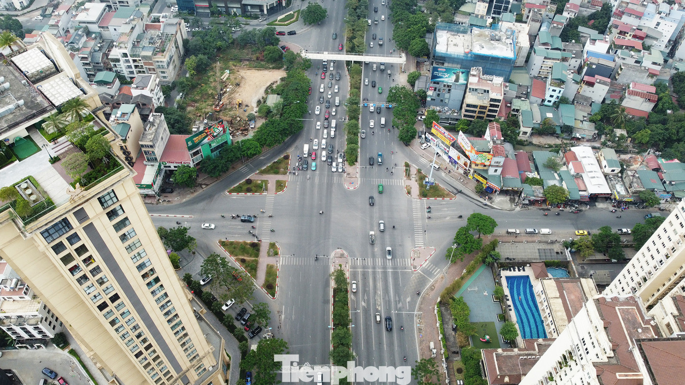 Tại nút giao Võ Chí Công - Nguyễn Hoàng Tôn, một đường ống sẽ tiếp tục chạy thẳng ra sông Tô Lịch, một đường ống đi theo đường Nguyễn Hoàng Tôn vào hồ Tây.