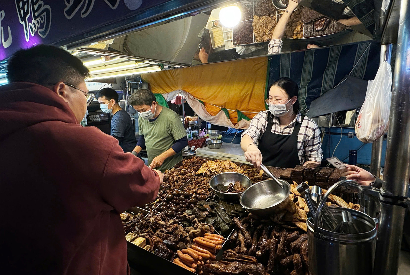 Chợ đêm là một địa điểm mà du khách nhất định phải ghé thăm đó là chợ đêm Cao Hùng.