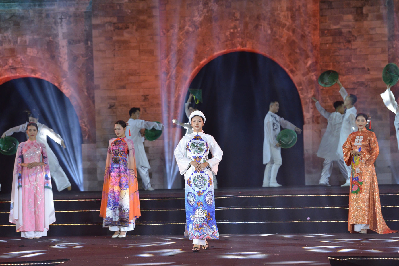 Lễ hội năm nay có sự tham gia 150 đơn vị, cá nhân, quy mô 100 gian hàng, bao gồm: 85 nhà thiết kế, thương hiệu áo dài của Hà Nội - Huế, các cơ sở phụ kiện áo dài, các đơn vị: UBND quận Ba Đình, Tổng Công ty Du lịch Hà Nội, Trung tâm bảo tồn di sản Thăng Long - Hà Nội, ban quản lý Đường Lâm, các doanh nghiệp du lịch Hà Nội và các gian hàng ẩm thực.