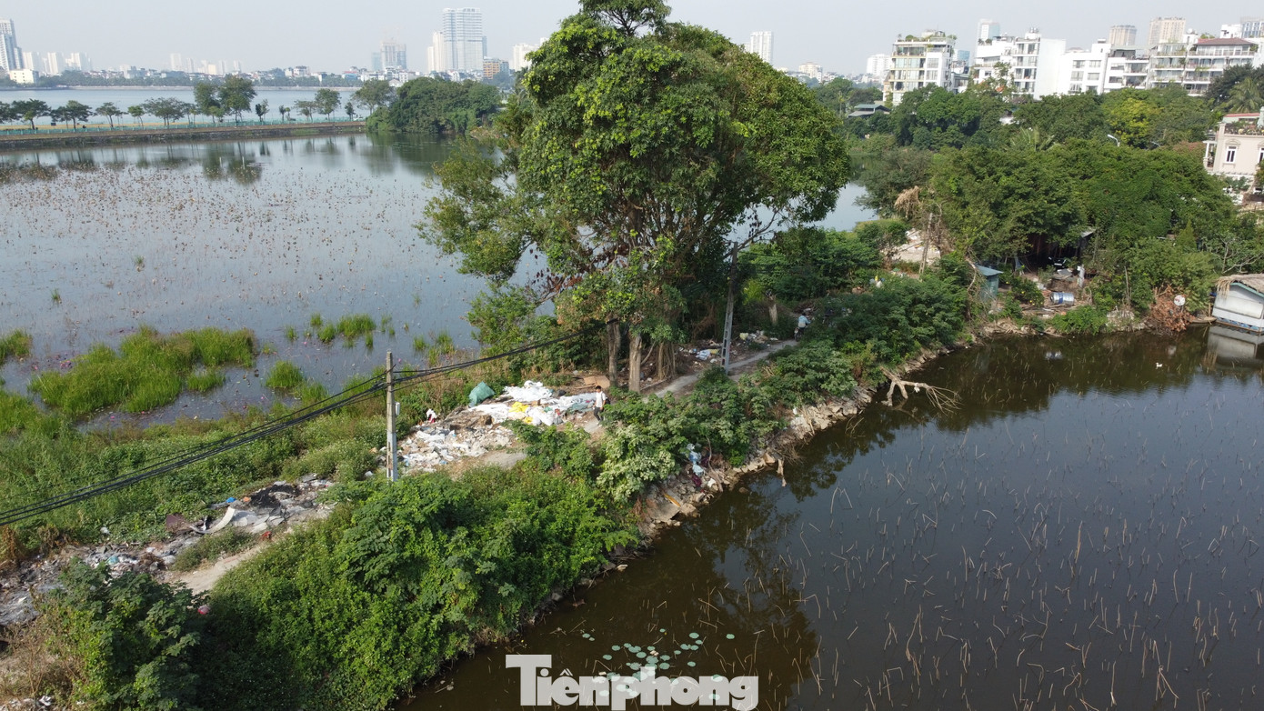 Theo ghi nhận của PV Tiền Phong, quanh hồ Đầm Trị đã được quây tôn, treo biển của dự án. Theo ghi nhận của PV Tiền Phong, quanh hồ Đầm Trị đã được quây tôn, treo biển của dự án.