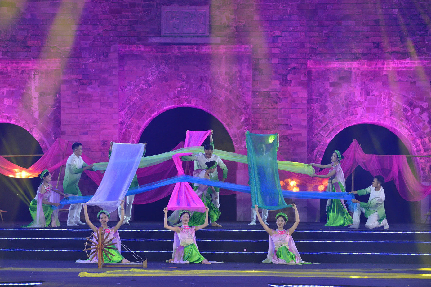 Các phần trình diễn áo dài trong đêm bế mạc.