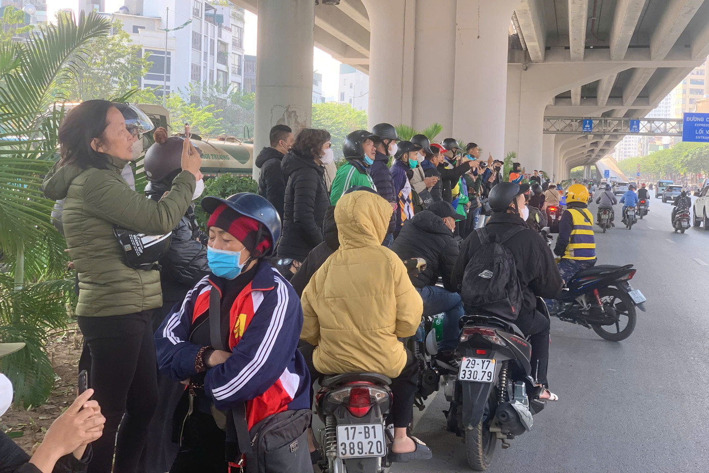 Rất đông người dân tập trung tại khu vực xảy ra đám cháy