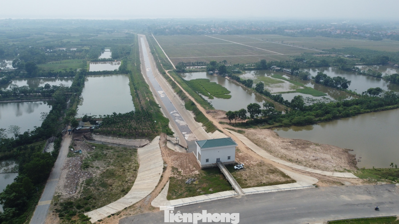 UBND tỉnh Vĩnh Phúc cho biết thêm, trước mắt chủ đầu tư khẩn trương phối hợp các bên liên quan (tư vấn thiết kế, tư vấn giám sát, đơn vị thi công, đơn vị bảo hiểm công trình) rà soát, đánh giá xác định nguyên nhân, trách nhiệm của các bên liên quan để sớm đưa ra giải pháp xử lý các hư hỏng đảm bảo ổn định công trình.