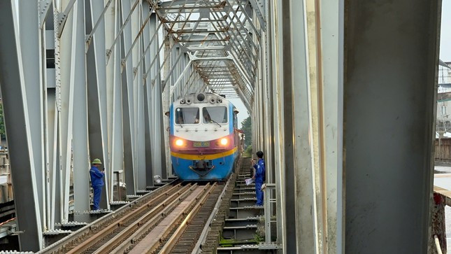 Tàu hỏa đi qua cầu Đuống. Ảnh minh họa Tàu hỏa đi qua cầu Đuống. Ảnh minh họa