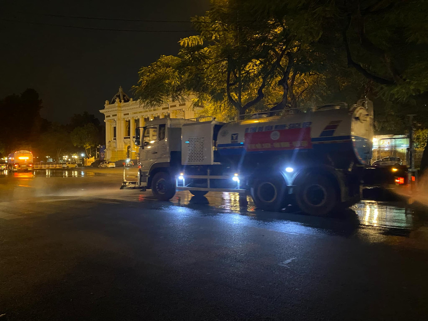 Nhiều người dân bất ngờ vì phố phường trở nên sạch sẽ