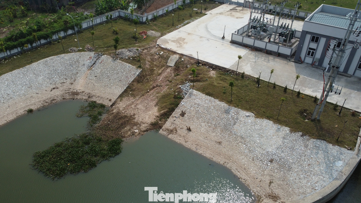 Dự án Quản lý nguồn nước và ngập lụt Vĩnh Phúc có tổng vốn đầu tư khoảng 4.815 tỷ đồng (tương đương 220 triệu USD), gồm vốn vay Ngân hàng Thế giới (WB) 150 triệu USD và nguồn đối ứng của tỉnh Vĩnh Phúc 70 triệu USD,được thực hiện trên địa bàn 7 huyện, thành phố thuộc tỉnh Vĩnh Phúc: Tam Đảo, Tam Dương, Vĩnh Tường, Yên Lạc, Bình Xuyên, Phúc Yên và Vĩnh Yên do Ban Quản lý ODA tỉnh Vĩnh Phúc làm chủ đầu tư.Dù công trình mới hoàn thành, chưa nghiệm thu nhưng nhiều hạng mục kè hai bên bờ kênh bơm tiêu lộ ra, cho thấy nhiều khối bê tông cốt thép đã nứt toác, thậm chí bị rời ra thành từng mảng lớn nhỏ ngổn ngang. Điều này gây nghi ngờ về chất lượng của công trình nghìn tỷ này. Ảnh: Một điểm sạt lở chưa được khắc phục.