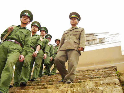 Các chiến sĩ BP 651 đi tuần tra biên giới 