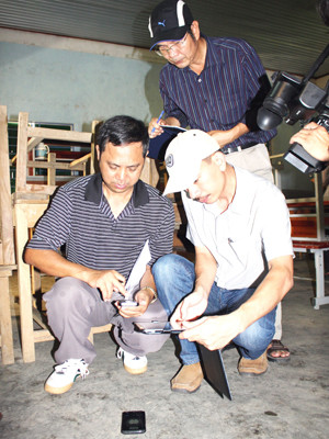 Các nhà khoa học đo đạc khảo sát, lấy số liệu ở vùng tâm chấn. Các nhà khoa học đo đạc khảo sát, lấy số liệu ở vùng tâm chấn