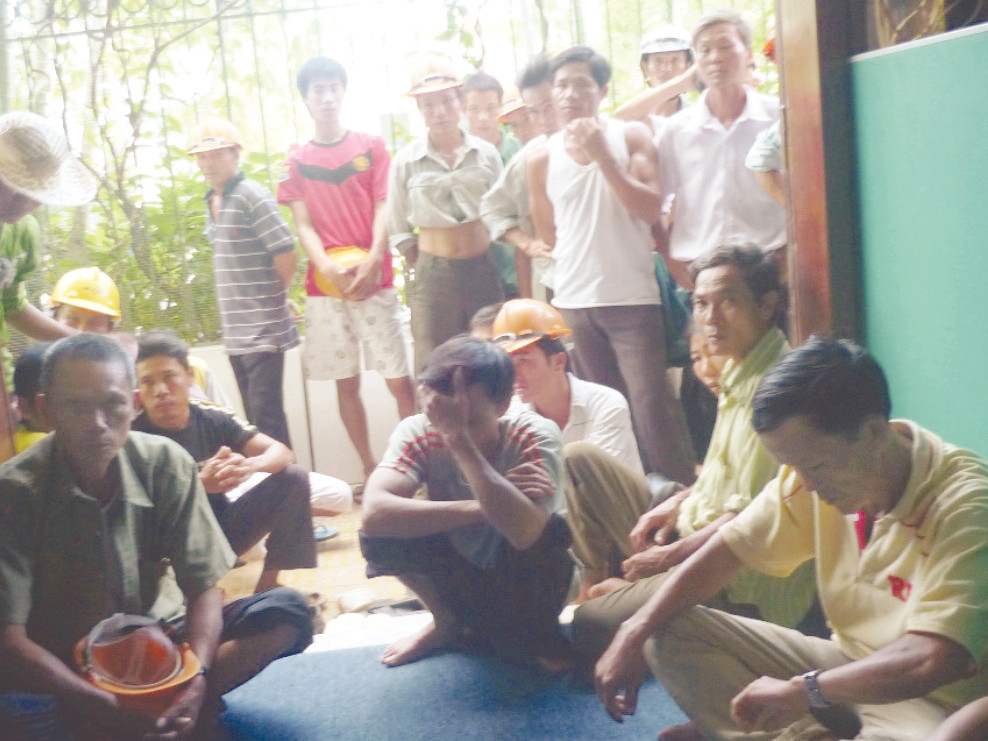 Các công nhân lãn công đòi trả lương theo hợp đồng. Ảnh: Nguyễn Huy