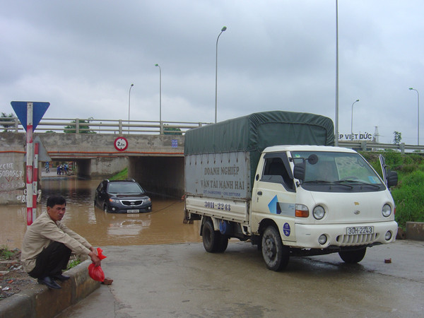 Chết vì ngập nước phải nhờ xe tải kéo mới thoát khỏi hầm đường bộ