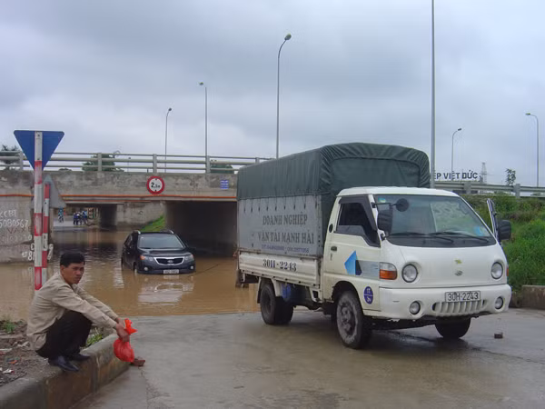 Chết vì ngập nước phải nhờ xe tải kéo mới thoát khỏi hầm đường bộ