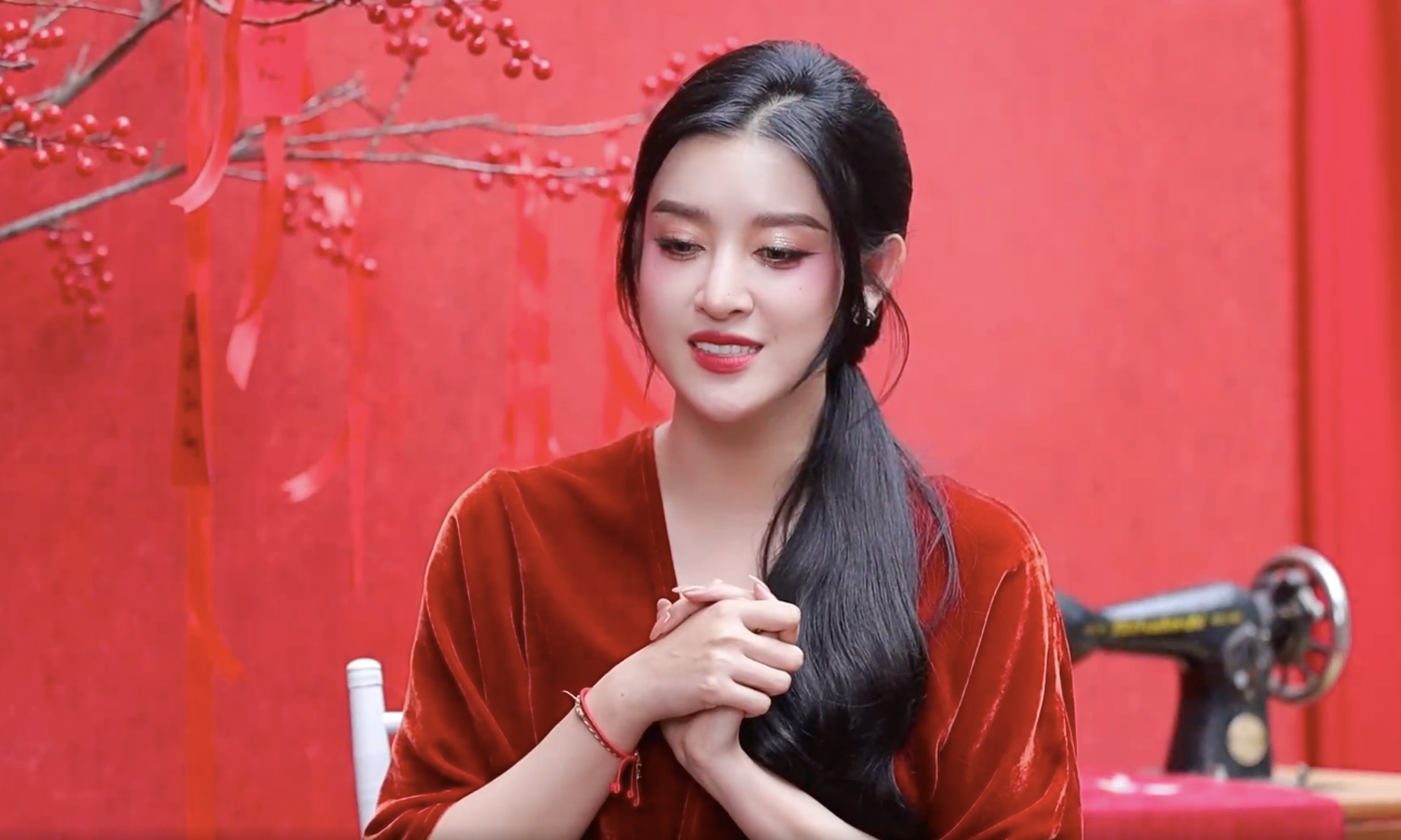 Người đẹp cho biết hiện cô vẫn độc thân. Nếu có người yêu, cô sẽ chia sẻ tin vui với khán giả. &quot;Tôi vẫn độc thân, nên không biết trả lời câu hỏi khi nào kết hôn ra sao&quot;, cô nói. Theo Huyền My, vật chất rất quan trọng trong một mối quan hệ, tuy nhiên hai người muốn đồng hành cùng nhau phải có sự tương đồng về nhân sinh quan, cách đối nhân xử thế.