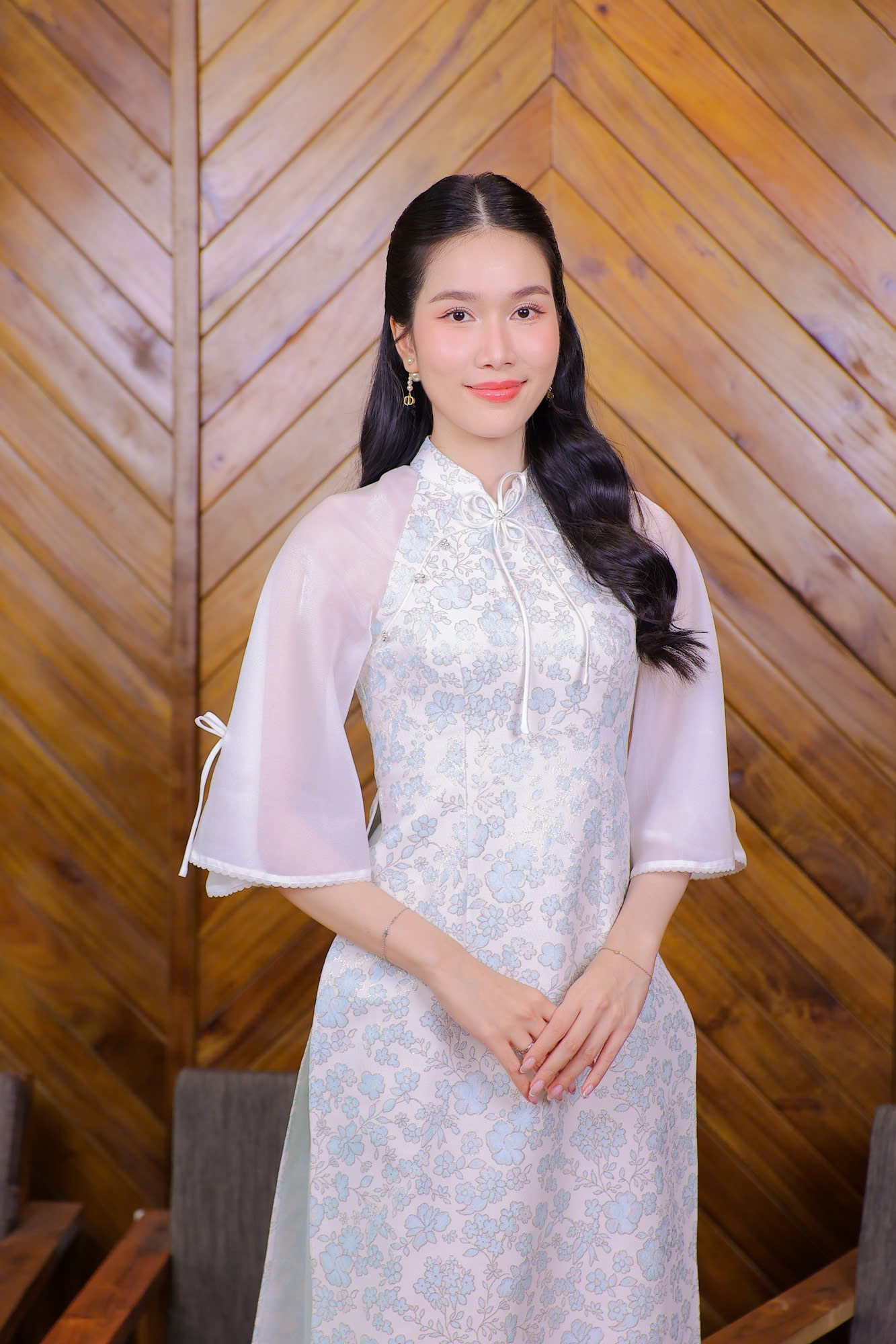 Trong cuộc trò chuyện đầu năm với Tiền Phong, á hậu Phương Anh chia sẻ về cuộc sống hôn nhân của cô và chồng tiến sĩ sau hơn một năm về chung một nhà. Người đẹp cho biết cô học hỏi được nhiều điều từ chồng sau quãng thời gian sống chung.