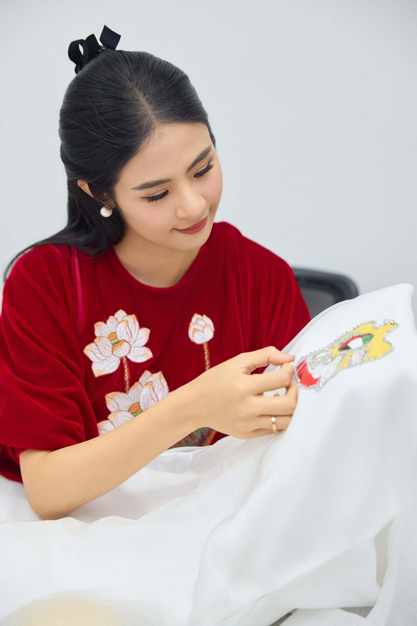 Ngọc Hân mang theo 4 bộ sưu tập áo dài sang UAE trình diễn.