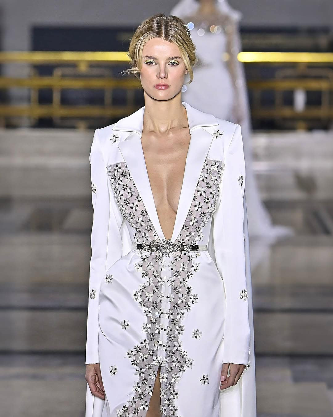 Krystyna Pyszková, 24 tuổi, cao 1,8 m, vòng eo 59 cm, thân hình thanh mảnh, gương mặt được ví như búp bê. Vẻ đẹp của cô được nhận xét phù hợp với sàn diễn thời trang cao cấp.