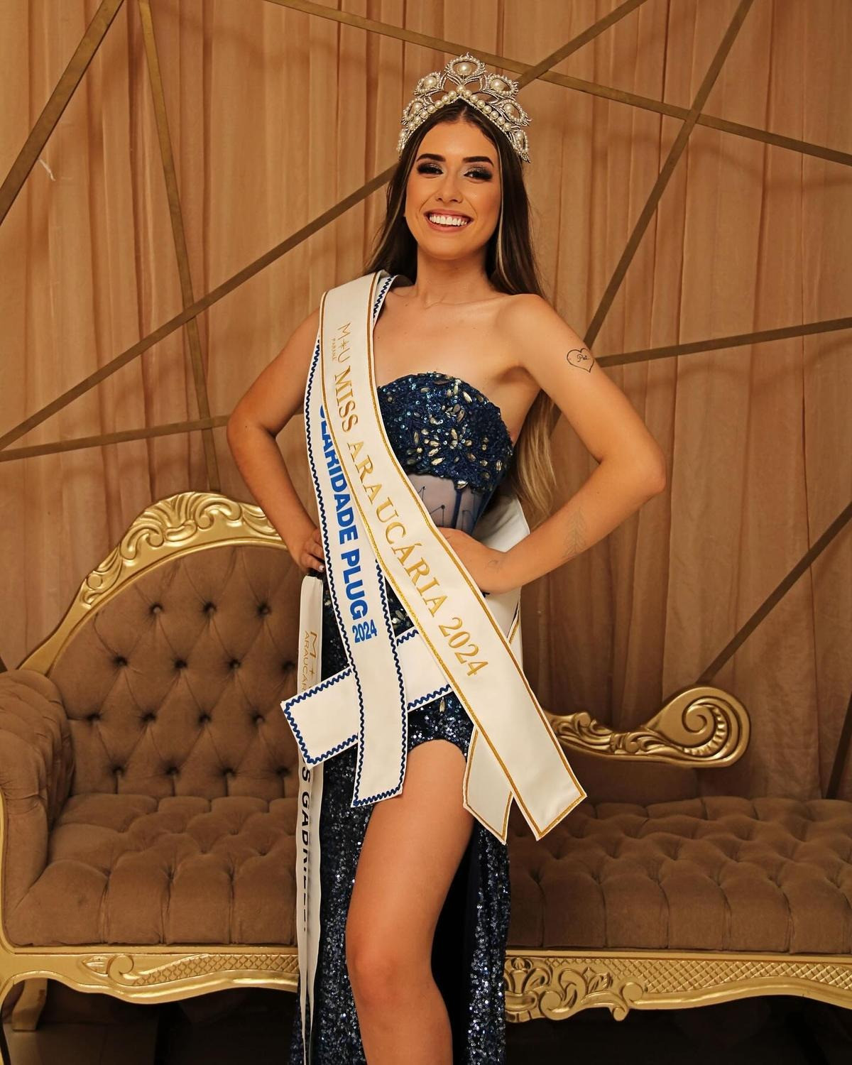 Gabrielly Palácio - Hoa hậu Araucária 2024 - đã bị tước vương miện vì hành vi đốt pháo. Gabrielly Palácio - Hoa hậu Araucária 2024 - đã bị tước vương miện vì hành vi đốt pháo.