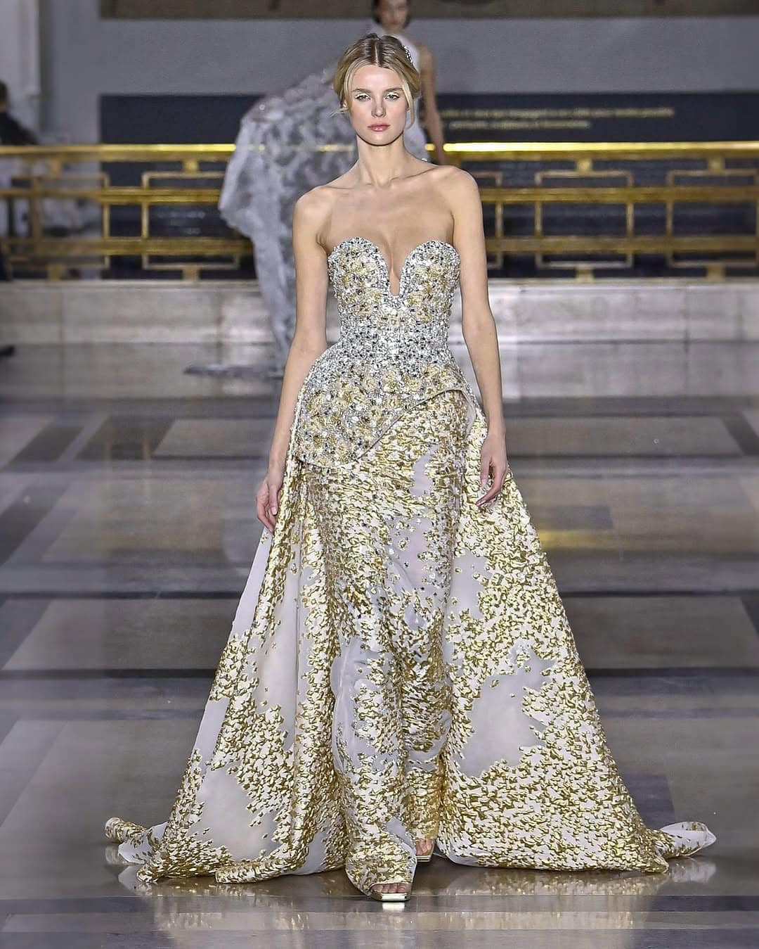 Bộ váy cúp ngực, đính đá cầu kỳ, lộng lẫy tôn lên vẻ đẹp thanh lịch, sang trọng của Krystyna Pyszková.