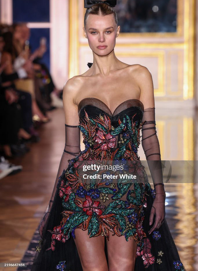 Hình thể ấn tượng của đương kim Hoa hậu Thế giới qua ống kính quốc tế. Đây là lần hiếm hoi Krystyna Pyszková trở lại sàn diễn thời trang sau khi đăng quang. Người đẹp cũng tham dự nhiều sự kiện lớn của giới giải trí. Hồi tháng 4, Krystyna Pyszková chia sẻ cô sắp tham gia một bộ phim của Mỹ, chiếu trên nền tảng Netflix.