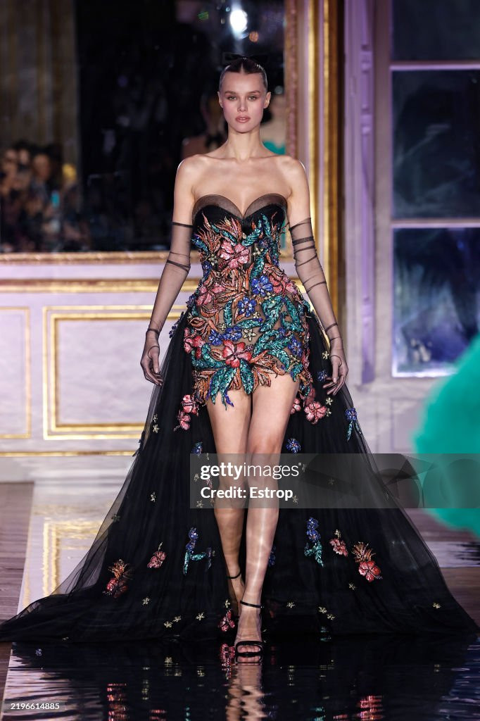 Krystyna Pyszková búi tóc gọn gàng, trang điểm tông nude, giữ thần thái sắc lạnh khi sải bước.