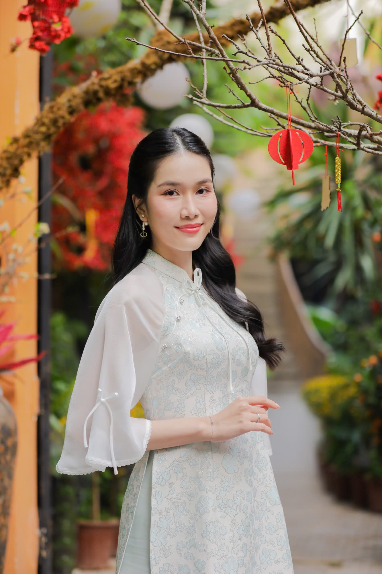 Khi lên lớp, tiếp xúc với các bạn sinh viên, Phương Anh nhận được nhiều sự yêu mến. Học trò cũng tò mò về vai trò á hậu của cô và theo dõi Phương Anh trên mạng xã hội, để lại những sự động viên tích cực.