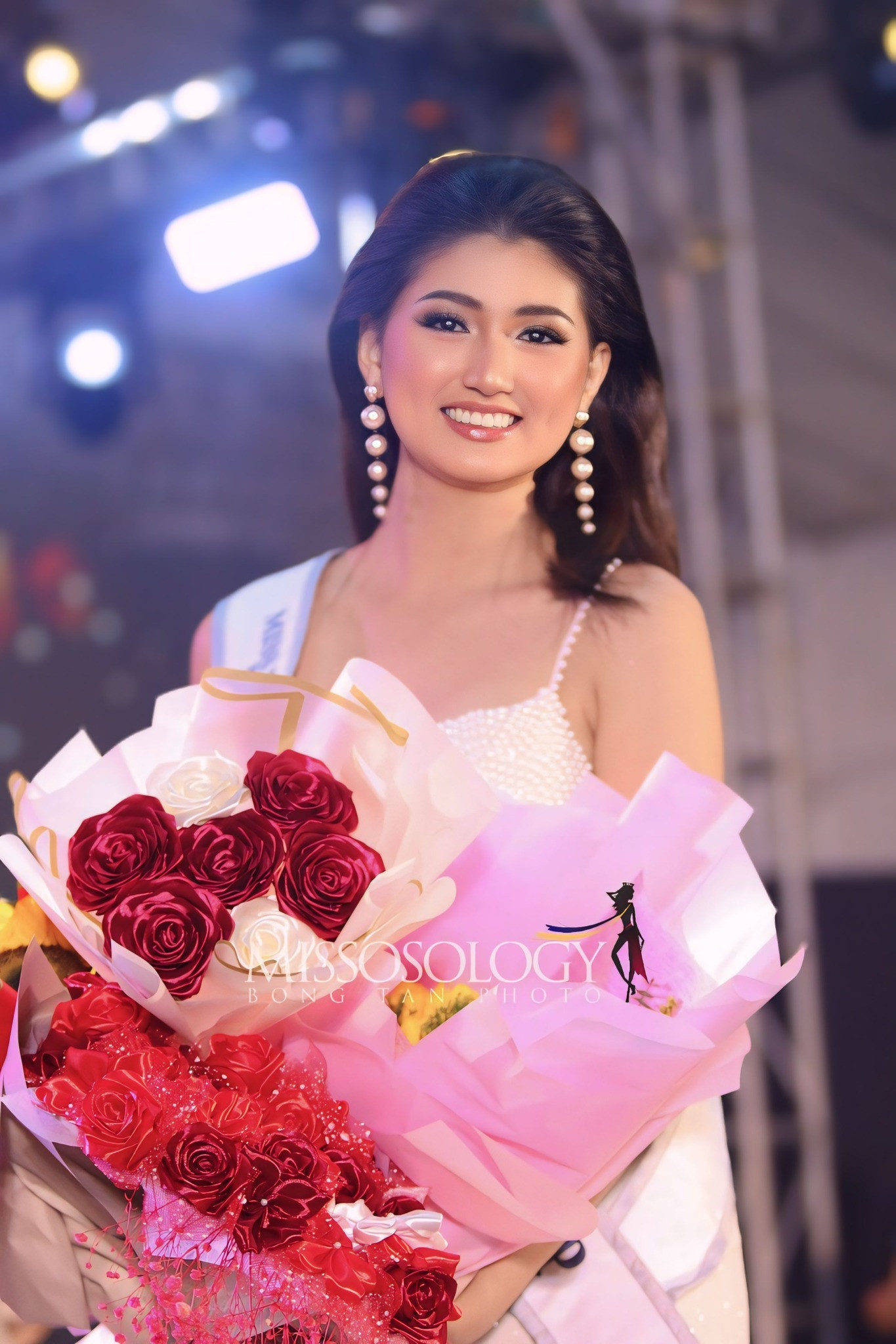 Anthonet Bernardo giành ngôi á hậu 4 dù có câu trả lời ứng xử gây tranh cãi. Anthonet Bernardo giành ngôi á hậu 4 dù có câu trả lời ứng xử gây tranh cãi.