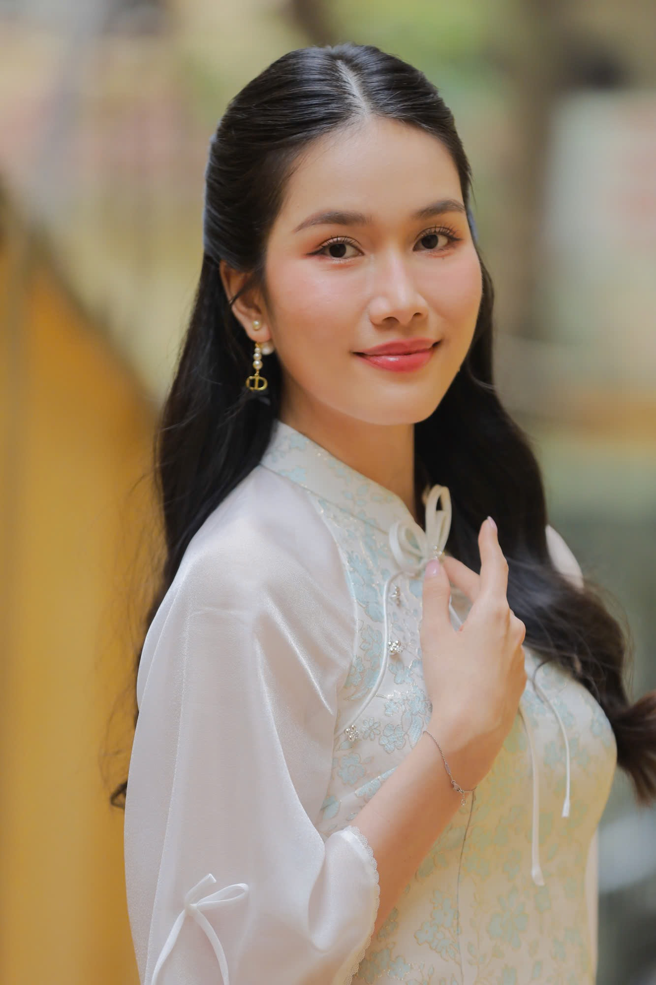 Phương Anh nói chồng cô là người sống khép kín, ngại xuất hiện trên mạng xã hội. Để có những bức ảnh để đăng trên mạng xã hội, người đẹp phải năn nỉ chồng mới chịu quay, chụp.