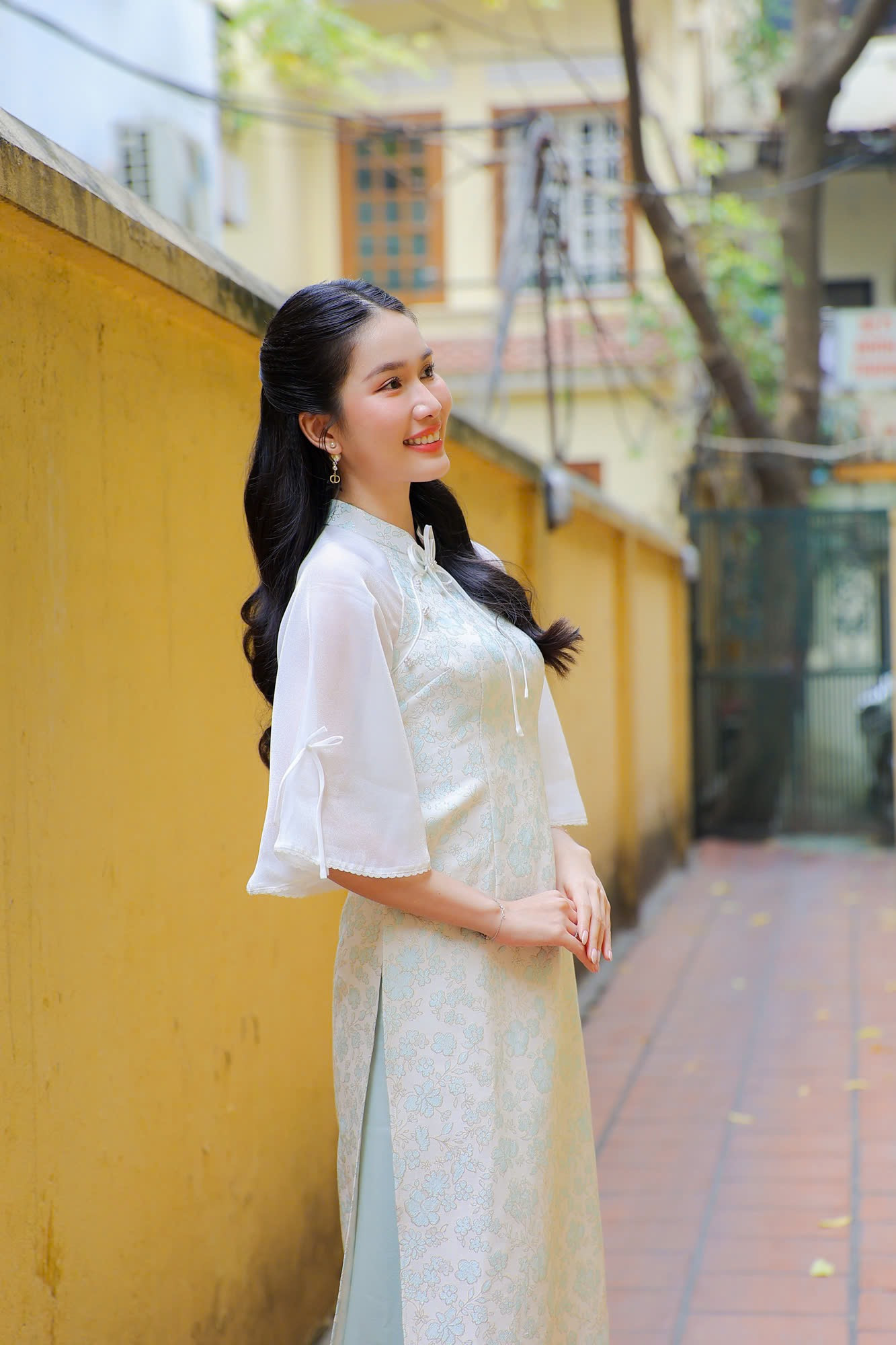 Phương Anh cũng cho biết chồng chính là động lực khiến cô quyết định học lên tiến sĩ. &quot;Trước đây, tôi chưa từng nghĩ sẽ học tiến sĩ, chỉ nghĩ đến việc học thạc sĩ. Khi tôi gặp chồng, anh đang là nghiên cứu sinh, cả gia đình đều theo con đường học vấn, đều làm giảng viên đại học. Điều đó khiến tôi có thêm nhiều động lực để bước tiếp con đường học hành. Việc tôi quyết định học thạc sĩ 99% đến từ chồng. Anh đã cho tôi những lời khuyên, động viên kịp thời&quot;, cô chia sẻ.