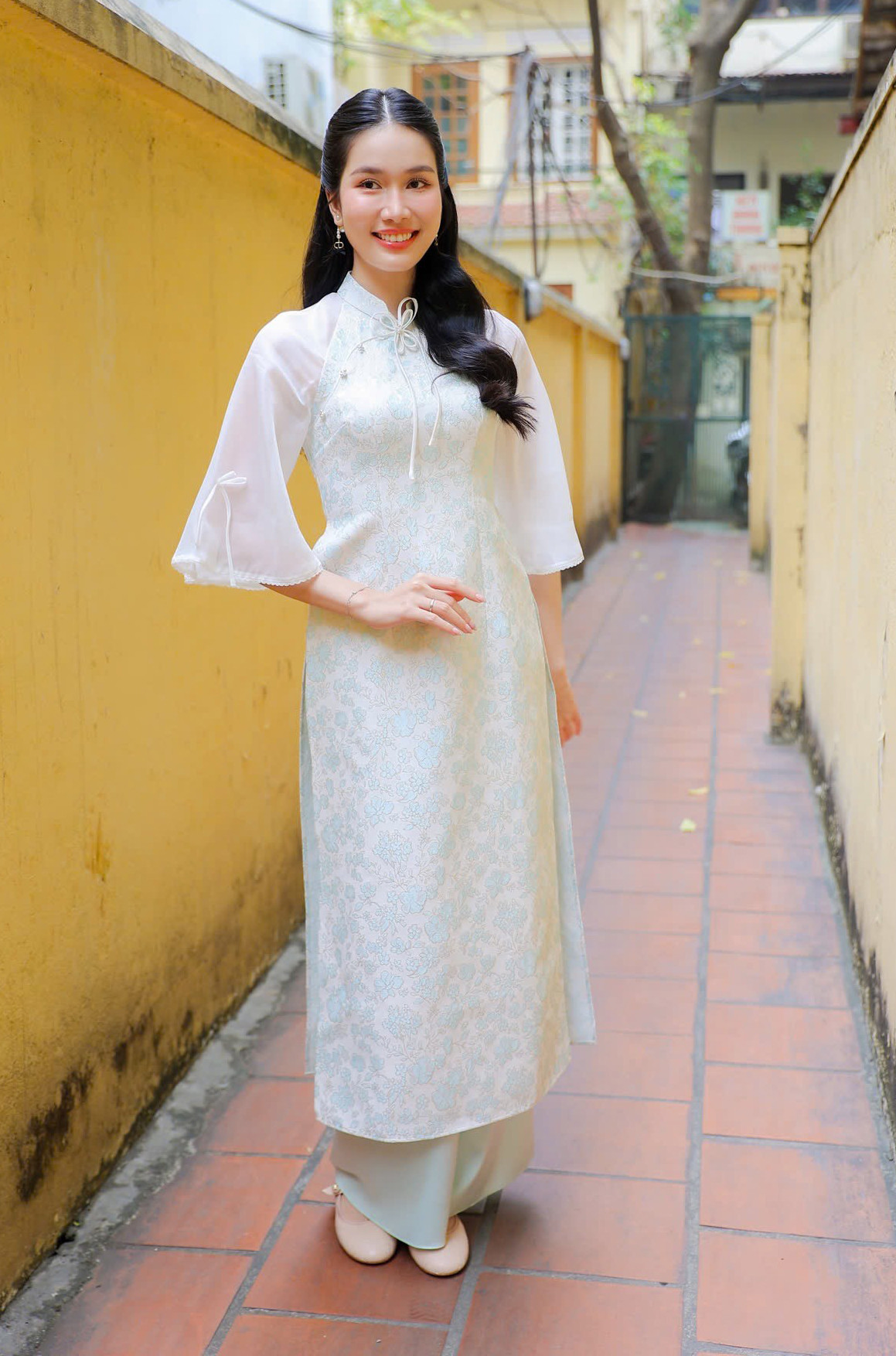 Phương Anh nói trước khi lấy chồng cô không có hình mẫu lý tưởng về người bạn đời. Tuy nhiên khi doanh nhân Đắc Đức xuất hiện, anh đạt được gần hết tiêu chí mà cô mường tượng trong đầu. &quot;Khi tìm hiểu thêm về chồng, tôi thấy anh là người sống có kỷ luật, luôn cố gắng hoàn thành các mục tiêu và quan trọng nhất là anh luôn hướng về gia đình, biết quan tâm, chăm sóc các thành viên trong gia đình. Đó là điều mà tôi luôn tìm kiếm ở một người đàn ông&quot;, cô chia sẻ.