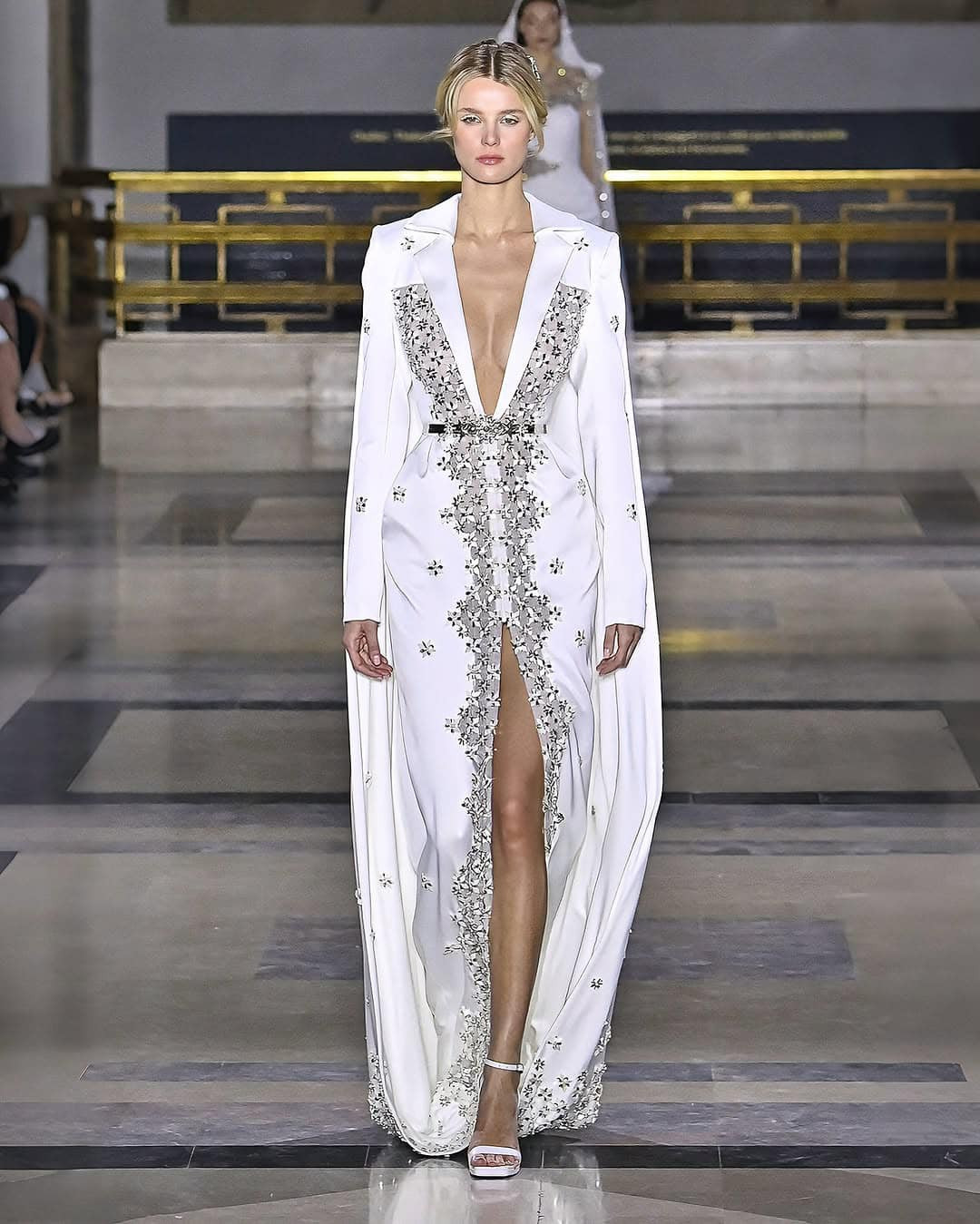 Krystyna Pyszková, 24 tuổi, cao 1,8 m, vòng eo 59 cm, thân hình thanh mảnh, gương mặt được ví như búp bê. Vẻ đẹp của cô được nhận xét phù hợp với sàn diễn thời trang cao cấp.